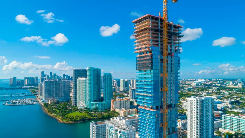 Propiedad en preconstrucción en Florida ideal para empresarios", "inversión inmobiliaria segura y rentable